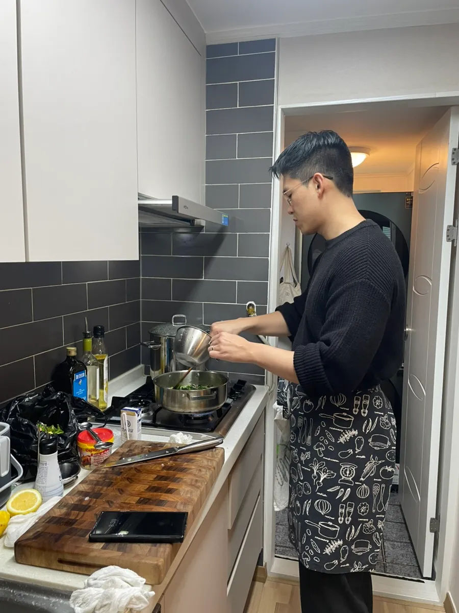 Yeoseong getting ready to cook on the day of the party