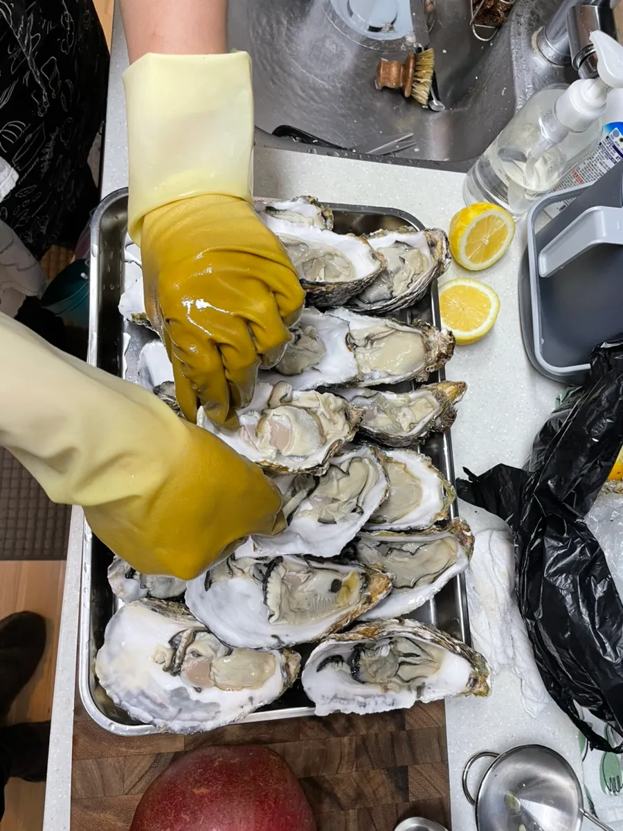 cleaning oysters